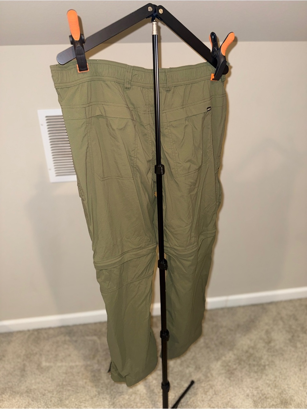 REI Sahara Men’s Cargo Pants in Shaded Olive Green - Picture 4 of 7
